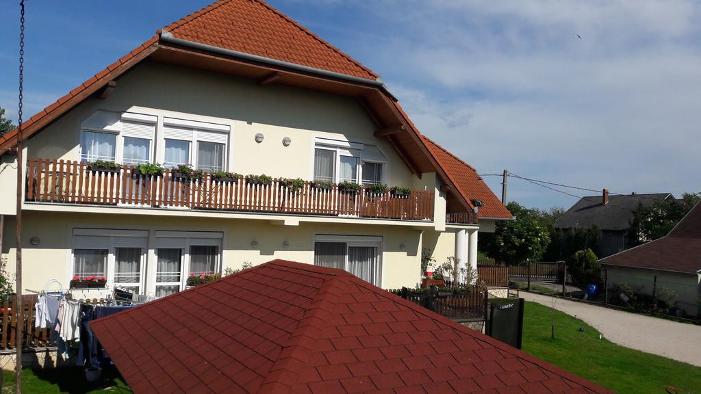 Szalóky Apartmanház Gyenesdiás Exterior foto